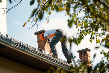 La toiture d'une maison joue un rôle crucial en matière d'efficacité énergétique, en contribuant significativement à maintenir une température intérieure confortable tout en réduisant les coûts énergétiques. Une isolation adéquate est essentielle pour atteindre ces objectifs. Dans cet article, nous explorerons comment l'isolation de votre toit, guidée par l'expertise des artisans charpentiers en Seine-et-Marne, peut conduire à des économies substantielles sur les factures d'énergie et améliorer le confort de votre habitation.