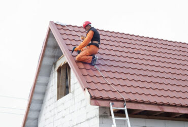 L'isolation de la toiture est un aspect crucial pour maintenir le confort thermique d'une maison. En Seine-et-Marne, un Artisan Couvreur qualifié joue un rôle essentiel dans cette démarche. Ils offrent des solutions sur mesure pour optimiser l'efficacité énergétique et réduire les coûts de chauffage. Cet article explore comment un Artisan Couvreur en Seine-et-Marne peut transformer votre toiture en un bouclier efficace contre les pertes énergétiques.